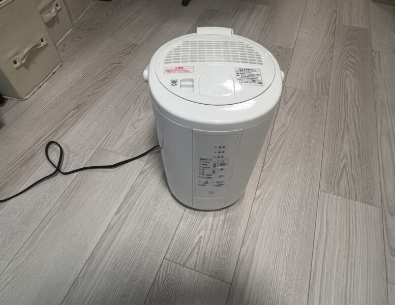 エアコン暖房の乾燥がつらい一人暮らしへ。象印スチーム式加湿器「EE-RT50」一人暮らしの冬の部屋をしっかり加湿!